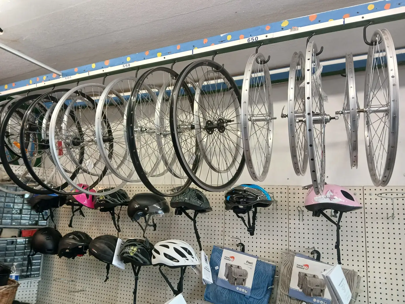 Intérieur de l’atelier avec roues et accessoires vélo